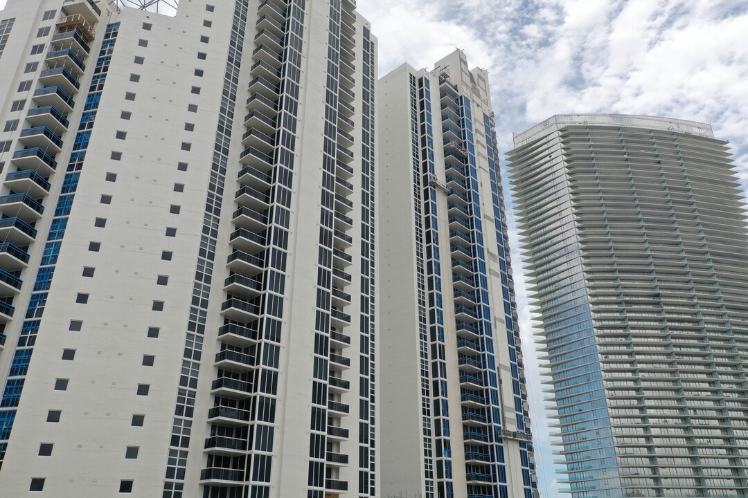 Ocean II in Sunny Isles Beach, FL - Foto de edificio