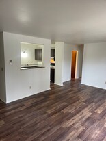 Large 2 bedroom 1 bath with balcony in Rockford, IL - Building Photo