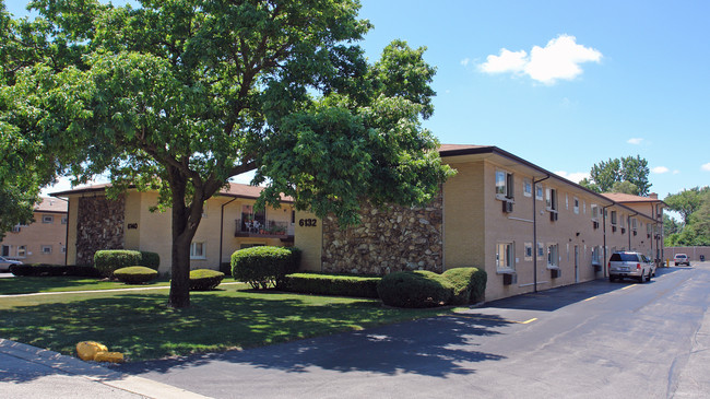 6122-6150 S Kensington Ave in La Grange, IL - Foto de edificio - Building Photo