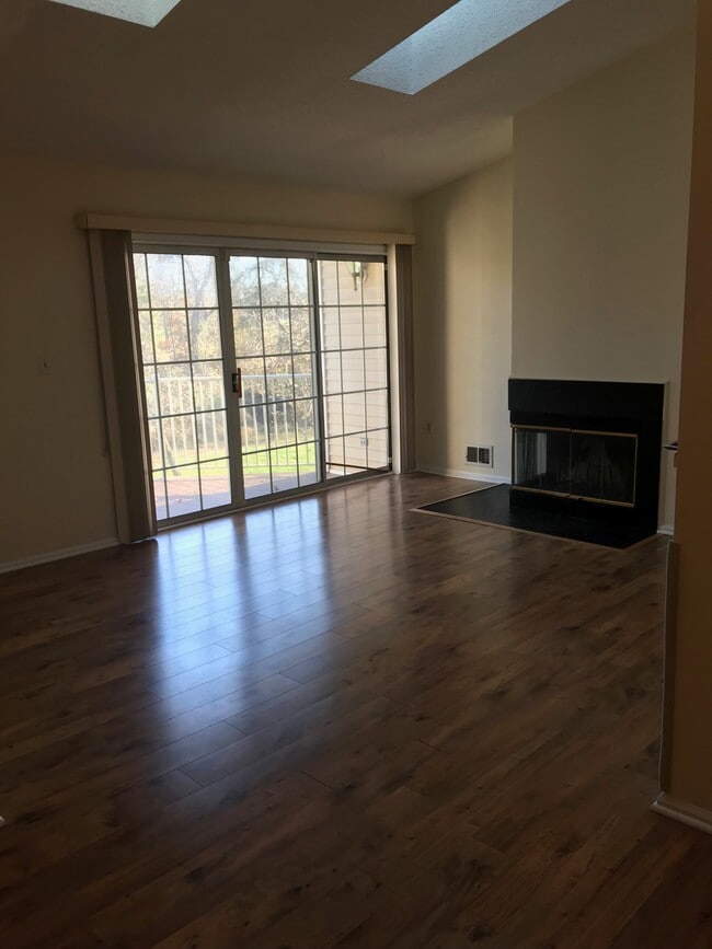 29 Amberly Ct, Unit 29 in Franklin Park, NJ - Building Photo - Building Photo