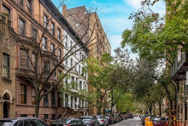 24 W 69th St in New York, NY - Building Photo - Building Photo