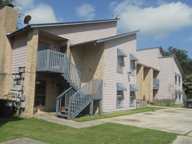 1608 Wycombe St in San Antonio, TX - Building Photo