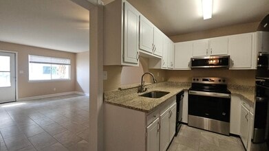 726 Eglin Pkwy in Fort Walton Beach, FL - Building Photo - Building Photo