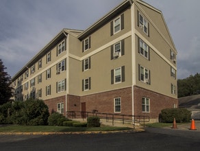 Logan Park Senior Living in Braintree, MA - Foto de edificio - Building Photo