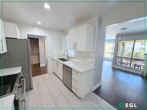 6275 Canterbury Dr in Culver City, CA - Building Photo - Building Photo