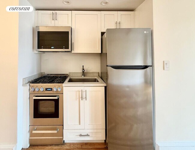 210 E 68th St in New York, NY - Building Photo - Building Photo