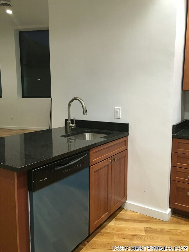 600 Columbia Rd, Unit 12 in Boston, MA - Building Photo - Building Photo