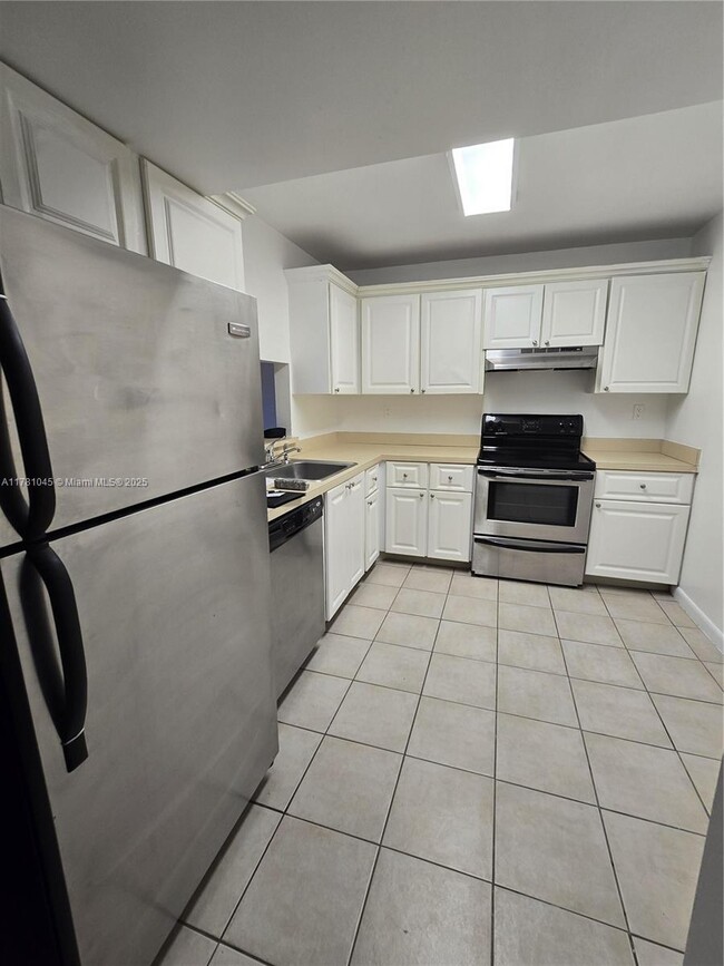 721 N Pine Island Rd in Plantation, FL - Building Photo - Building Photo