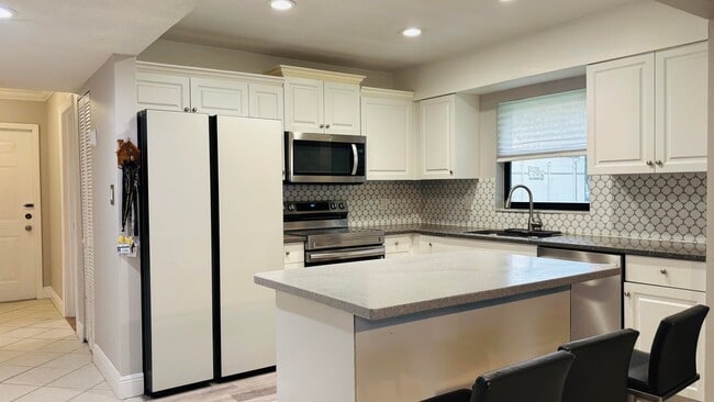 9521 Boca Cove Cir, Unit 505