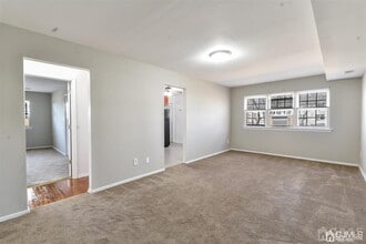 204 College Dr in Edison, NJ - Foto de edificio - Building Photo