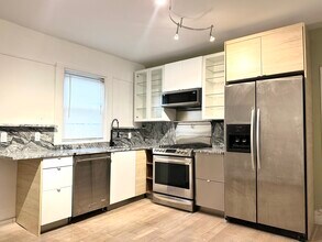 137 Sutton St, Unit 2 in Providence, RI - Foto de edificio - Building Photo