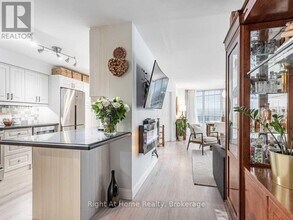 24 Wellesley St W in Toronto, ON - Building Photo - Building Photo