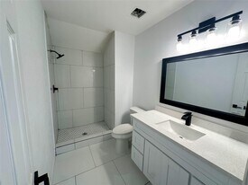 5962 Belcrest St in Houston, TX - Building Photo