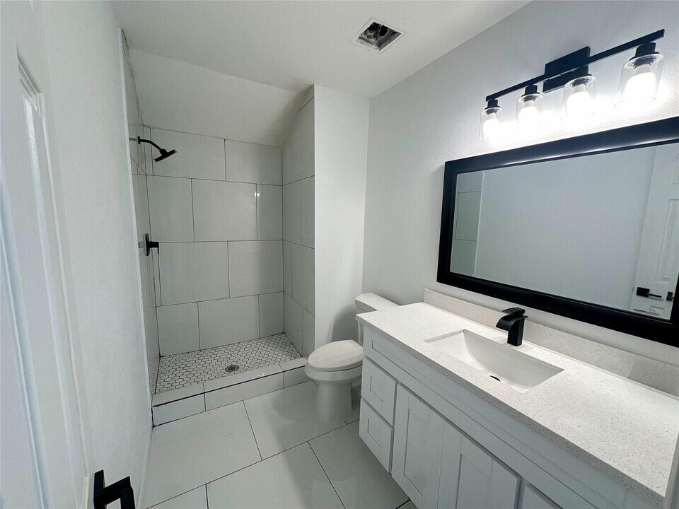 5962 Belcrest St in Houston, TX - Building Photo