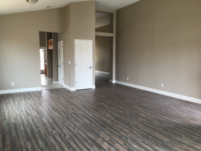 1007 W Millbrook St in Hanford, CA - Building Photo - Building Photo