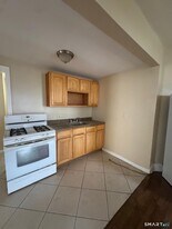 49 Dover St in Bridgeport, CT - Building Photo