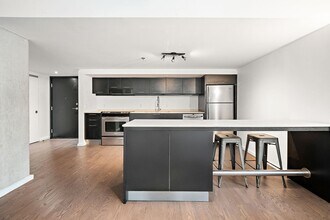 350 Blvd. De Maisonneuve Ouest in Montréal, QC - Building Photo - Building Photo