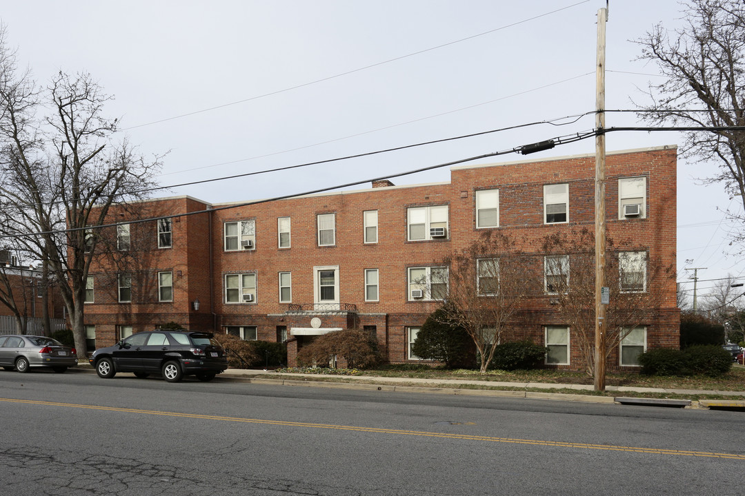 Monticello-Lee in Alexandria, VA - Building Photo