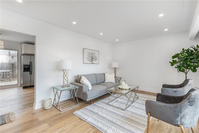 2093 Saunderson Dr in Ottawa, ON - Building Photo - Building Photo