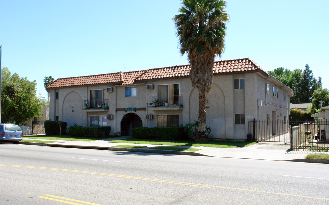 13918 Vanowen St in Van Nuys, CA - Building Photo