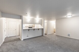 Aspen Highlands in Gresham, OR - Building Photo