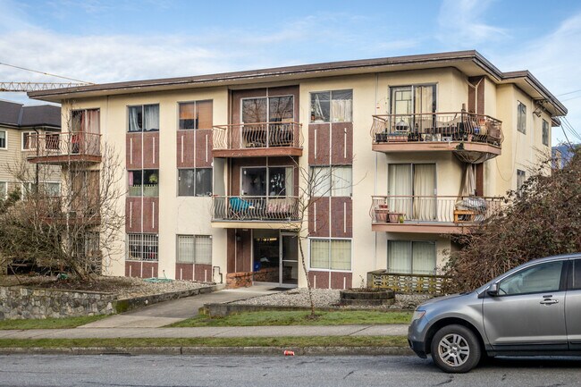 1831 Georgia St E in Vancouver, BC - Building Photo - Primary Photo