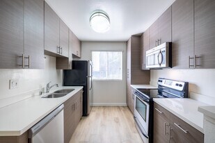 Vista Real Apartments in Granada Hills, CA - Building Photo