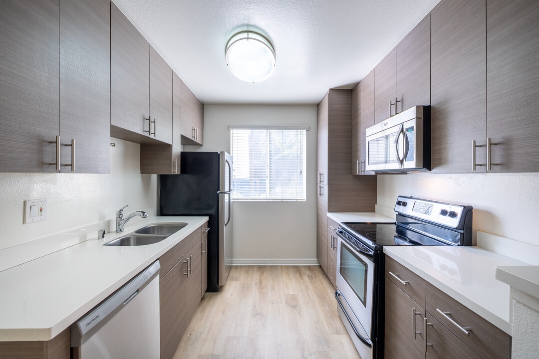 Vista Real Apartments in Granada Hills, CA - Building Photo