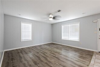 4758 Pebble Trce in Buford, GA - Foto de edificio - Building Photo