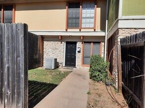 7206 Creekside Dr in Austin, TX - Foto de edificio - Building Photo