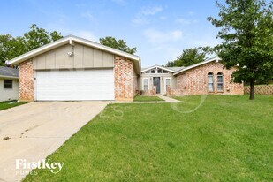 2100 Cedar Ct, Unit 14-472 in Euless, TX - Building Photo