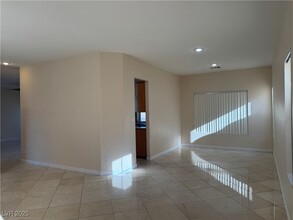 812 Royal Birch Ln in Las Vegas, NV - Building Photo - Building Photo