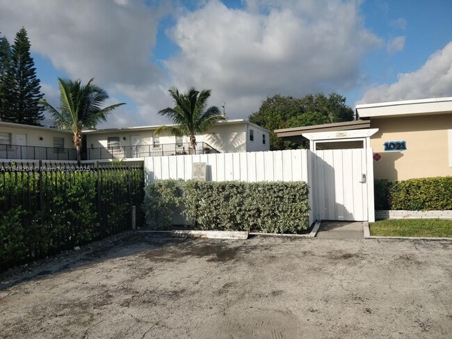 1021 NE 17th Ave in Fort Lauderdale, FL - Building Photo - Building Photo