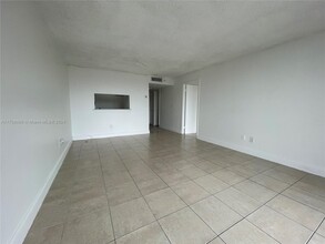 494 NW 165th St in Miami, FL - Building Photo - Building Photo