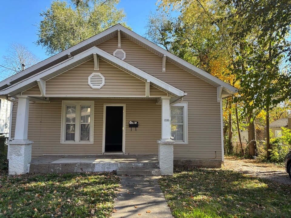 1330 N Broadway Ave in Springfield, MO - Building Photo