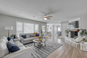 1310 Antigua Ln in Houston, TX - Foto de edificio - Building Photo