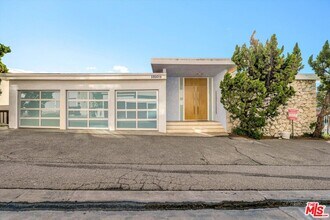 18109 Coastline Dr in Malibu, CA - Building Photo - Building Photo