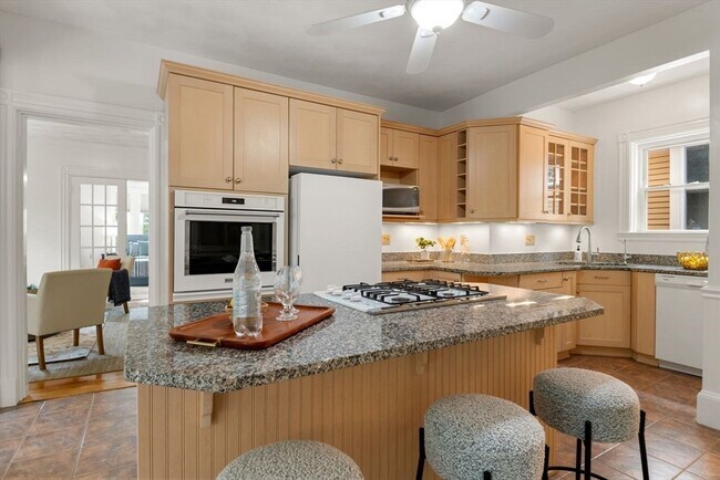 7 Landers St, Unit 2 in Somerville, MA - Building Photo - Building Photo
