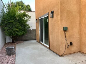 716 Portola Ave in Glendale, CA - Foto de edificio - Building Photo