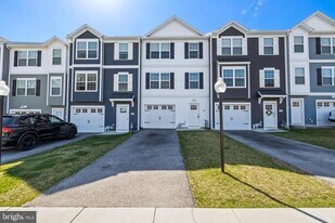 16 Overshot Ln in Gettysburg, PA - Building Photo