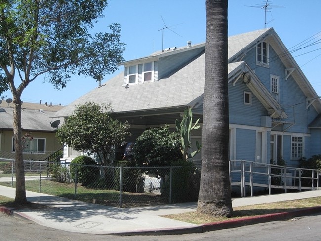 944-964 E 5th St in Long Beach, CA - Foto de edificio - Building Photo