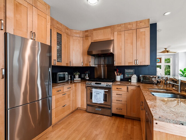 1929 W Henderson St, Unit Coach House