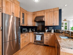 1929 W Henderson St, Unit Coach House in Chicago, IL - Building Photo - Building Photo