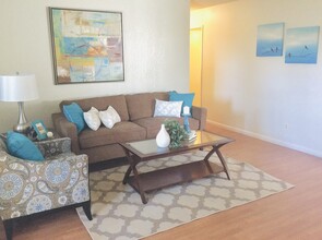 311 Caliente Cir in San Leandro, CA - Building Photo - Building Photo