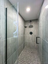 218 S Olive St in San Antonio, TX - Foto de edificio - Building Photo