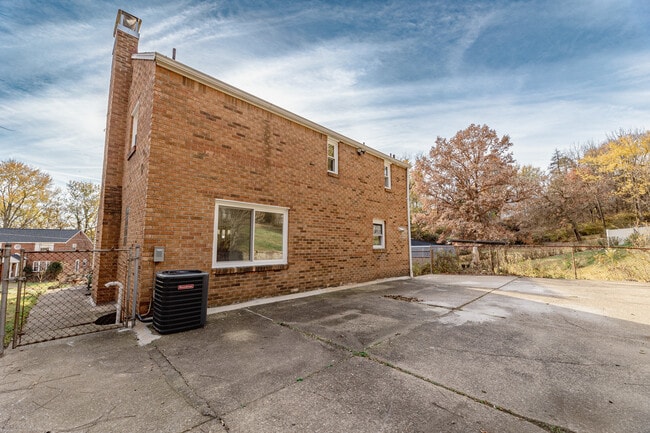 3203 Hebron Dr in Pittsburgh, PA - Foto de edificio - Building Photo