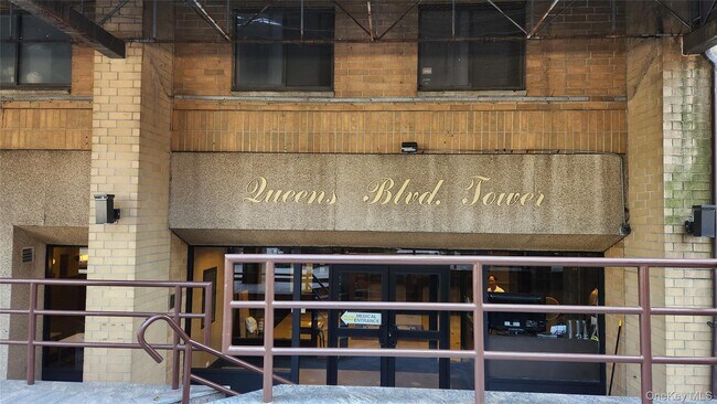 92-29 Queens Blvd in Queens, NY - Building Photo - Building Photo