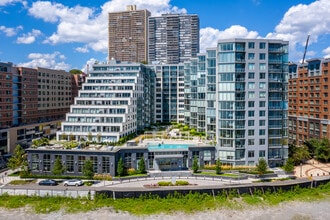 Nine On The Hudson in West New York, NJ - Foto de edificio - Building Photo