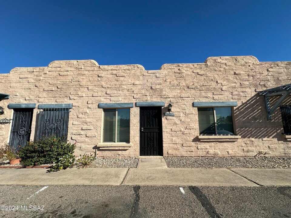 1045 E Halcyon Rd in Tucson, AZ - Building Photo
