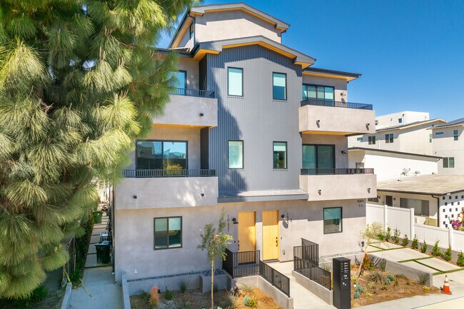 10819 Morrison St in North Hollywood, CA - Building Photo - Building Photo